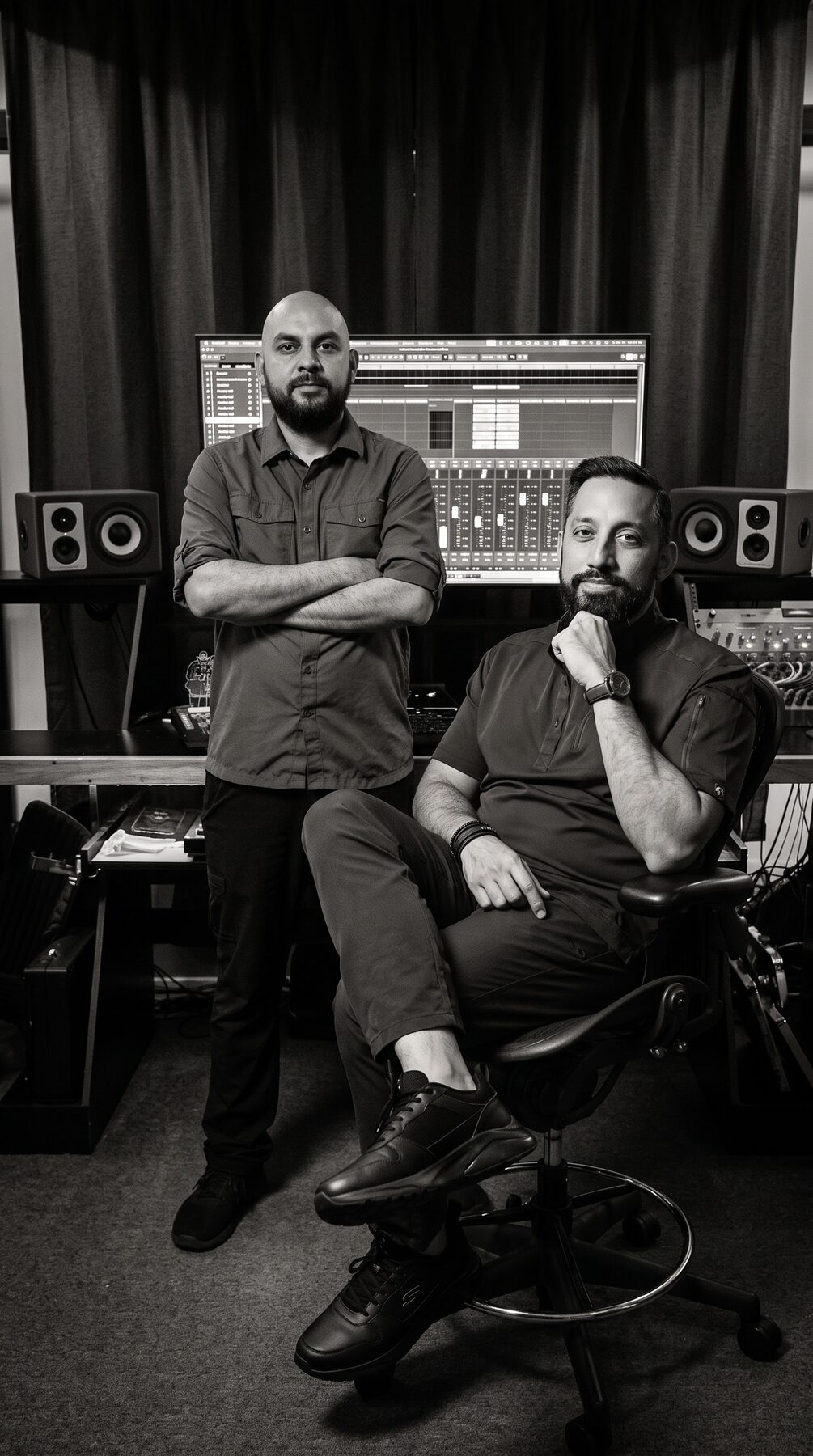 Alejandro Salgado y David Salvador Núñez trabajando en estudio de producción