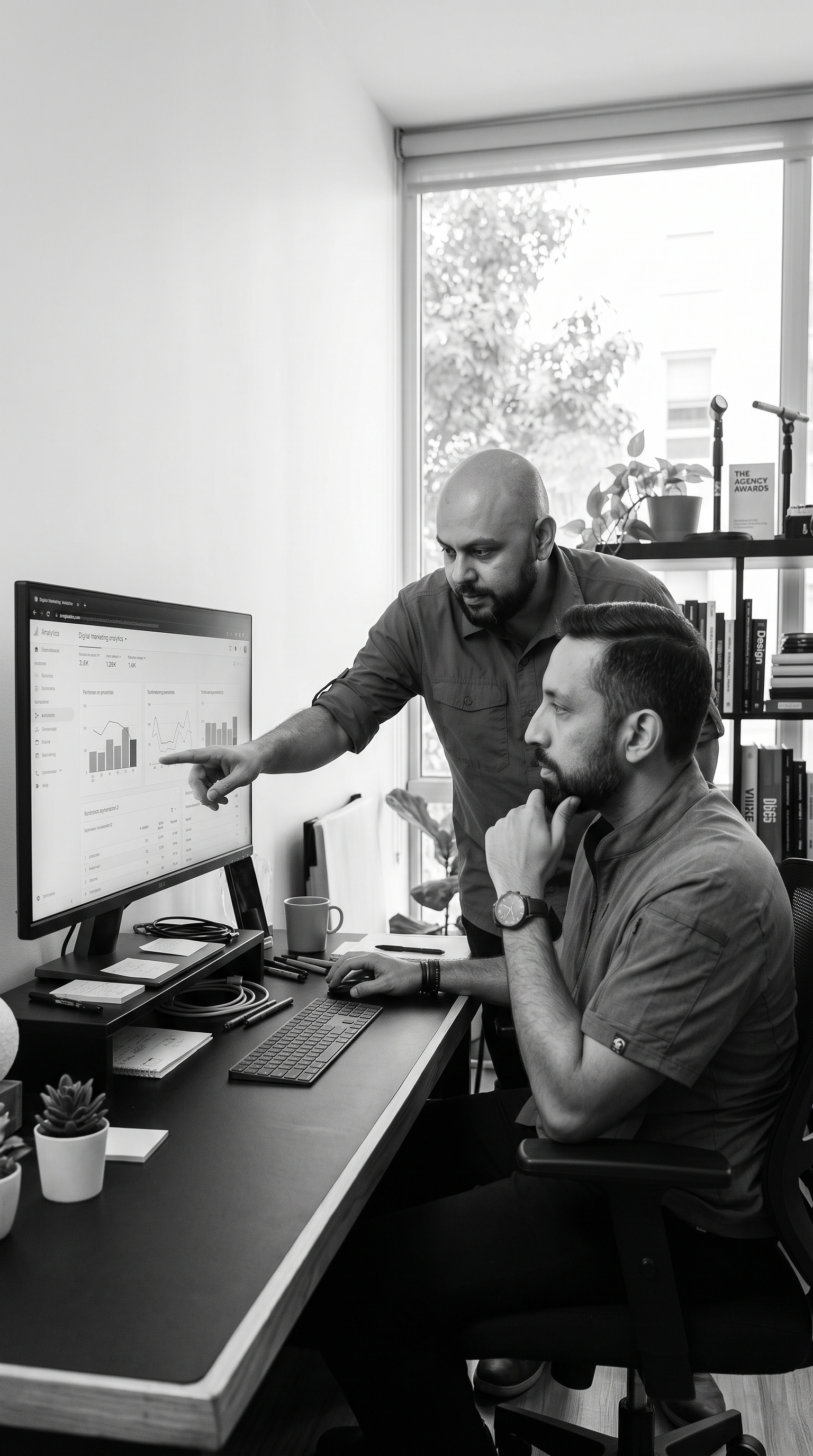 Alejandro y David revisando datos en el dashboard